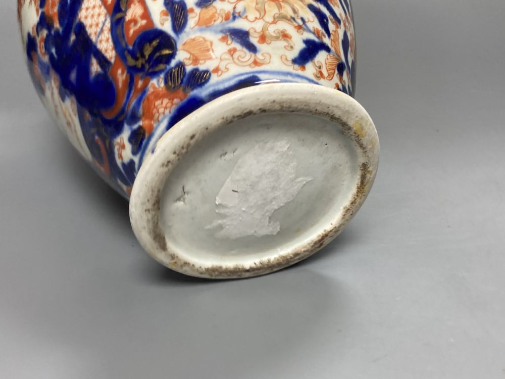 A large Imari porcelain vase, bulbous shape, 25cm